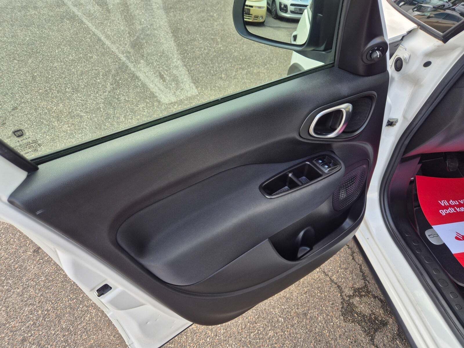 Hvid Fiat 500L fra 2018 set indefra