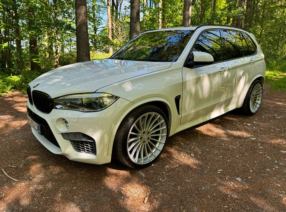 Hvid BMW X5 fra 2014 set udefra