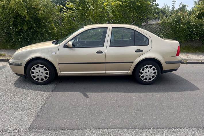 Grøn VW Bora fra 2001 set udefra