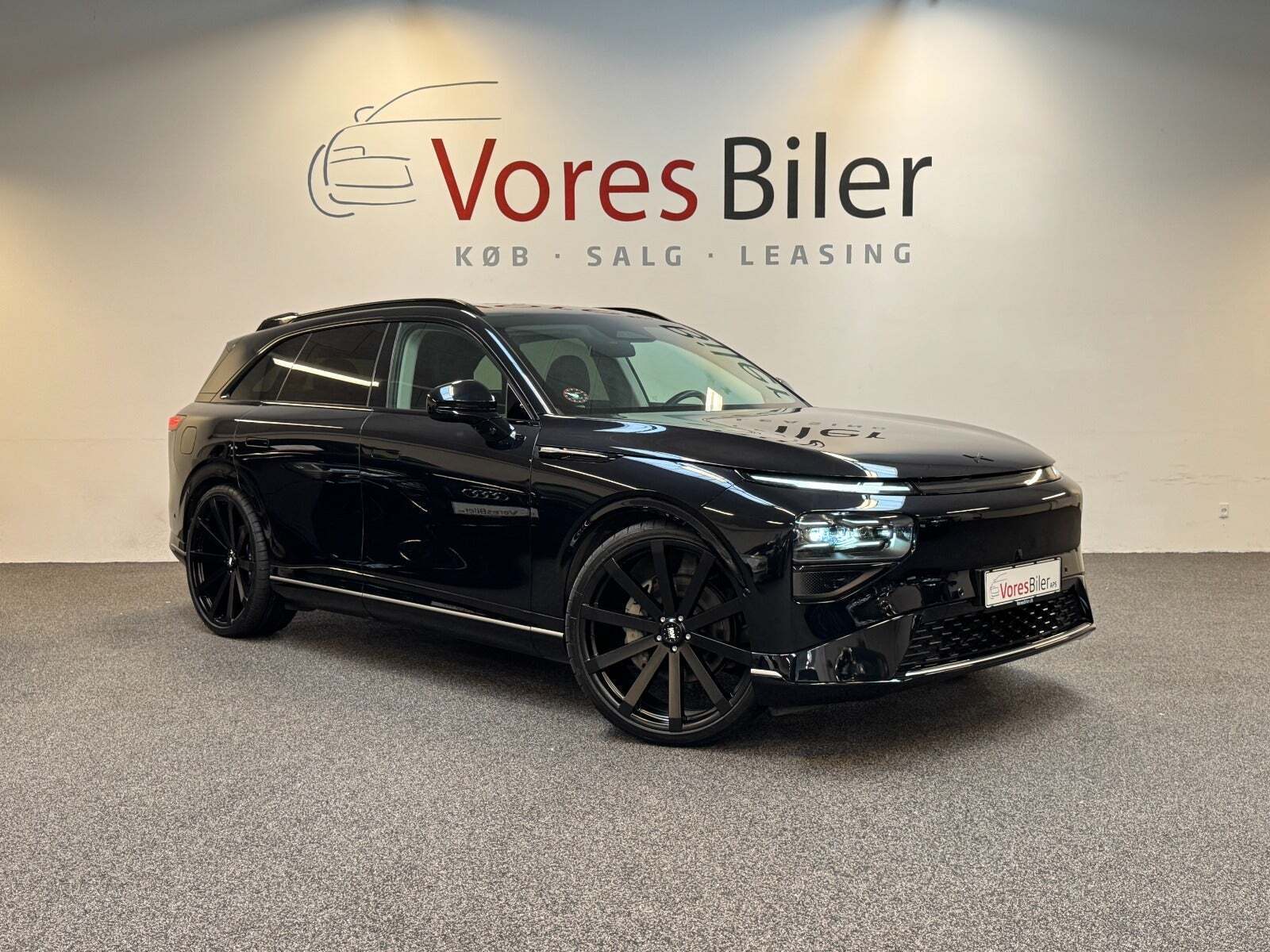 Sort Xpeng G9 fra 2023 set udefra