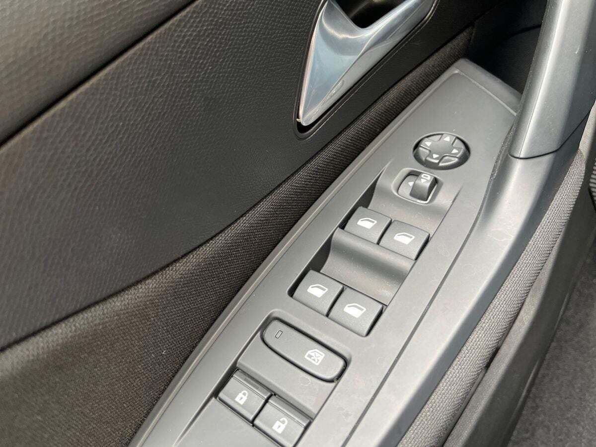 Hvid Peugeot E-308 fra 2024