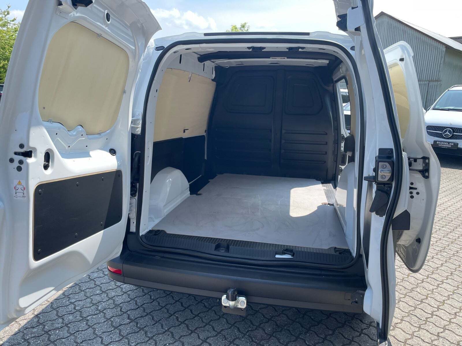 Hvid Mercedes eCitan fra 2023 set udefra