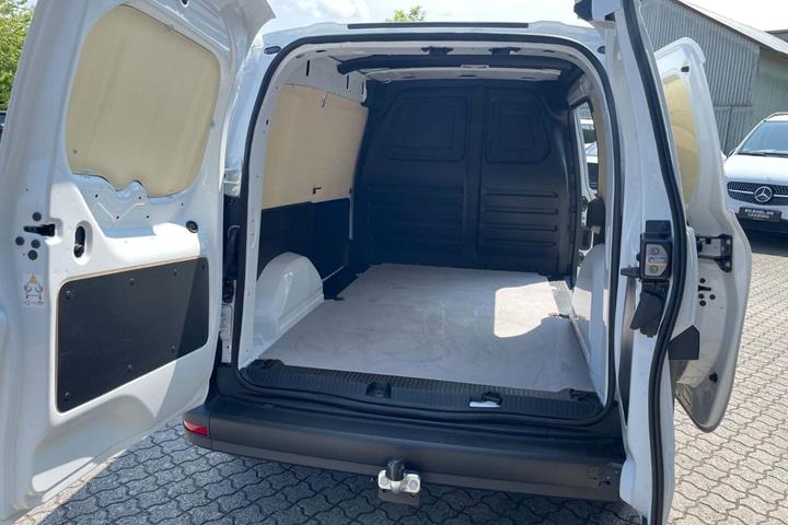 Hvid Mercedes eCitan fra 2023 set udefra