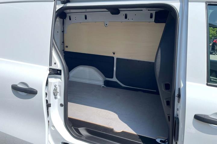 Hvid Mercedes eCitan fra 2023 set udefra