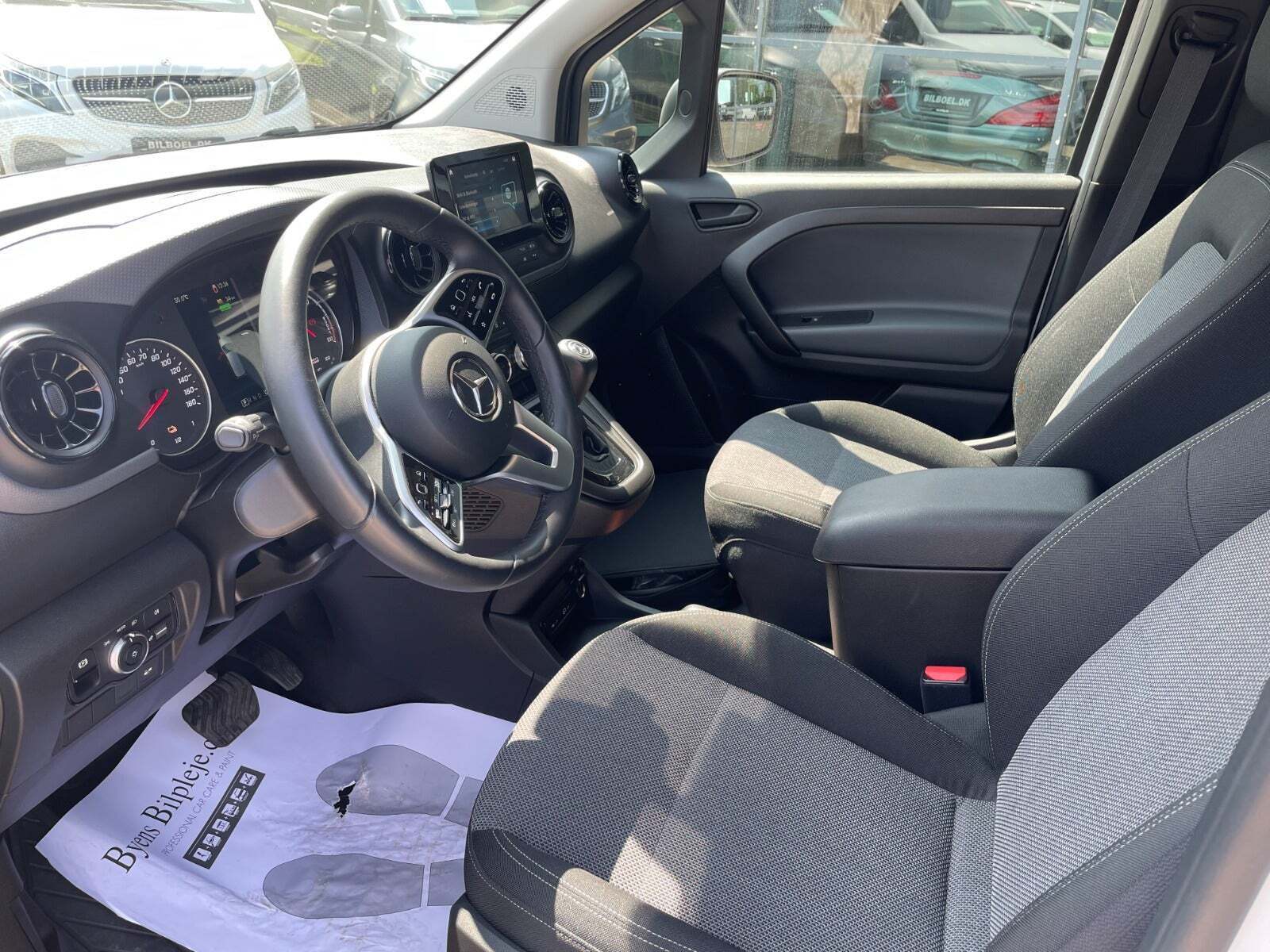 Hvid Mercedes eCitan fra 2023 set indefra