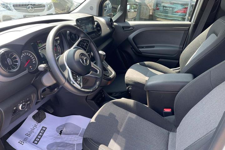 Hvid Mercedes eCitan fra 2023 set indefra