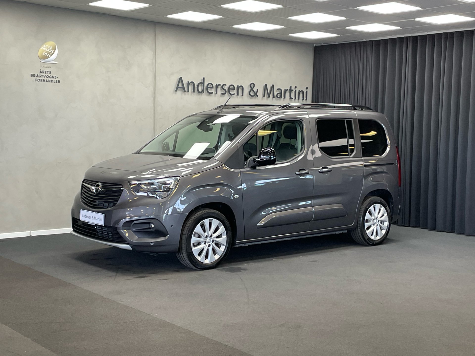 Grå Opel Combo-e Life fra 2023