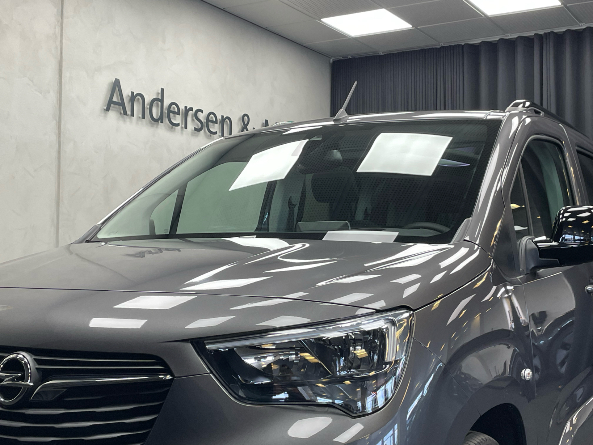 Grå Opel Combo-e Life fra 2023