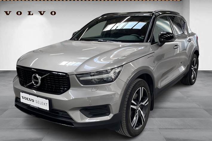 Grå Volvo XC40 fra 2022 set udefra