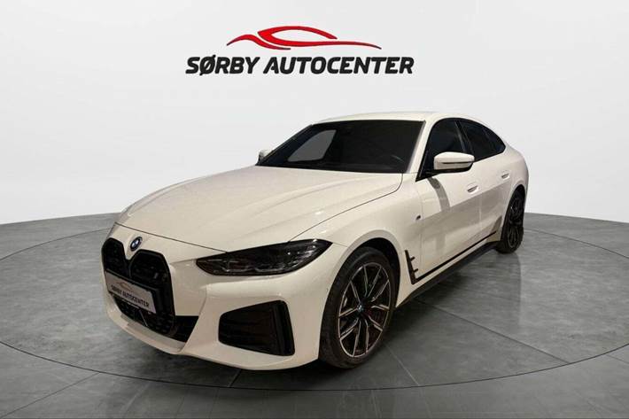 Hvid BMW i4 fra 2023 set udefra