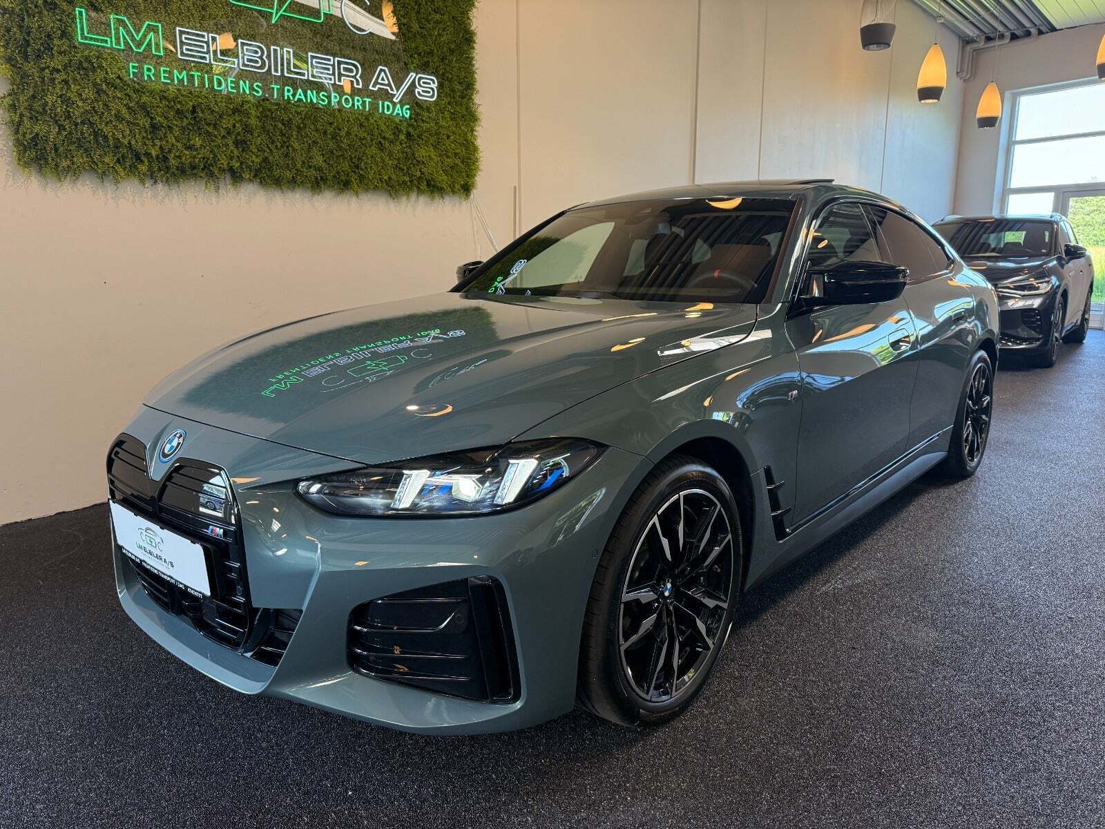 Grøn BMW i4 fra 2025 set udefra