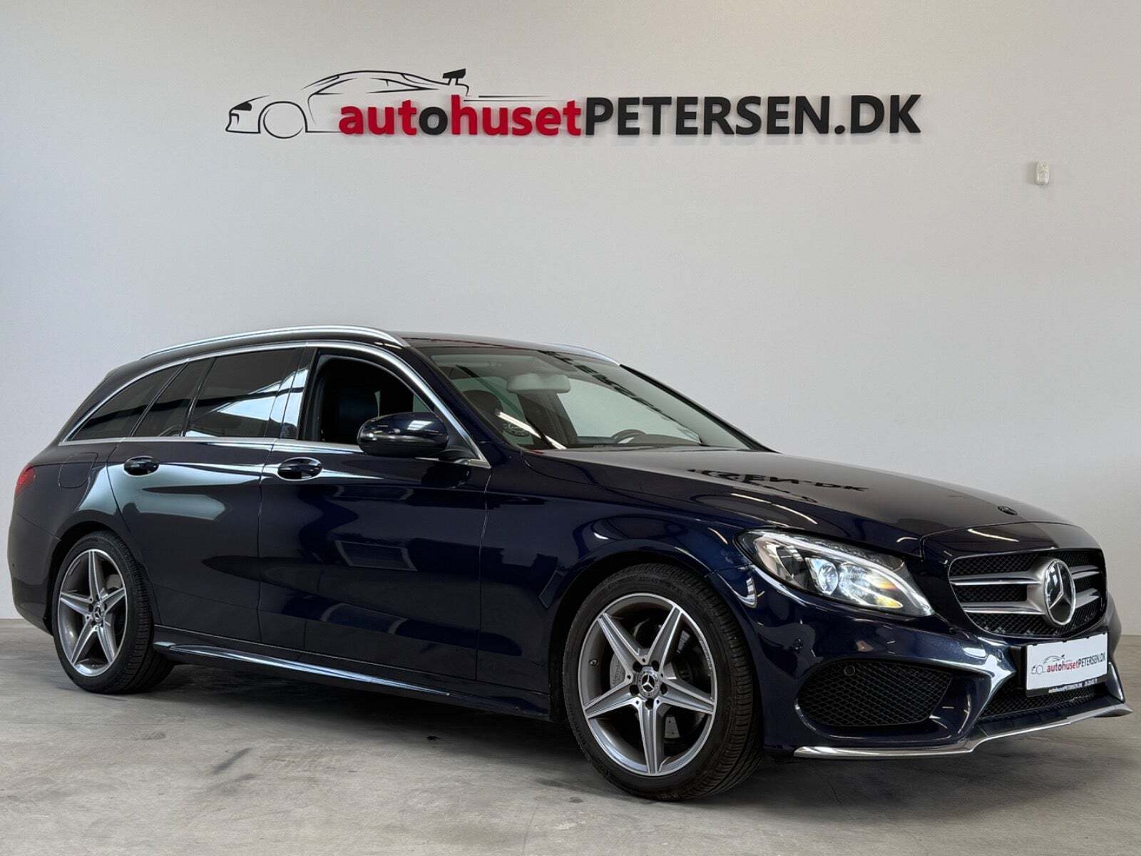 Blå Mercedes C220 d fra 2016 set udefra