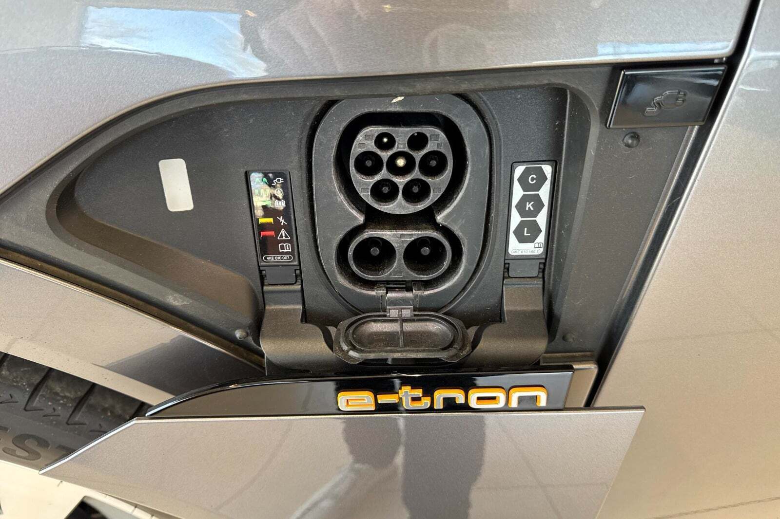 Grå Audi e-tron fra 2022