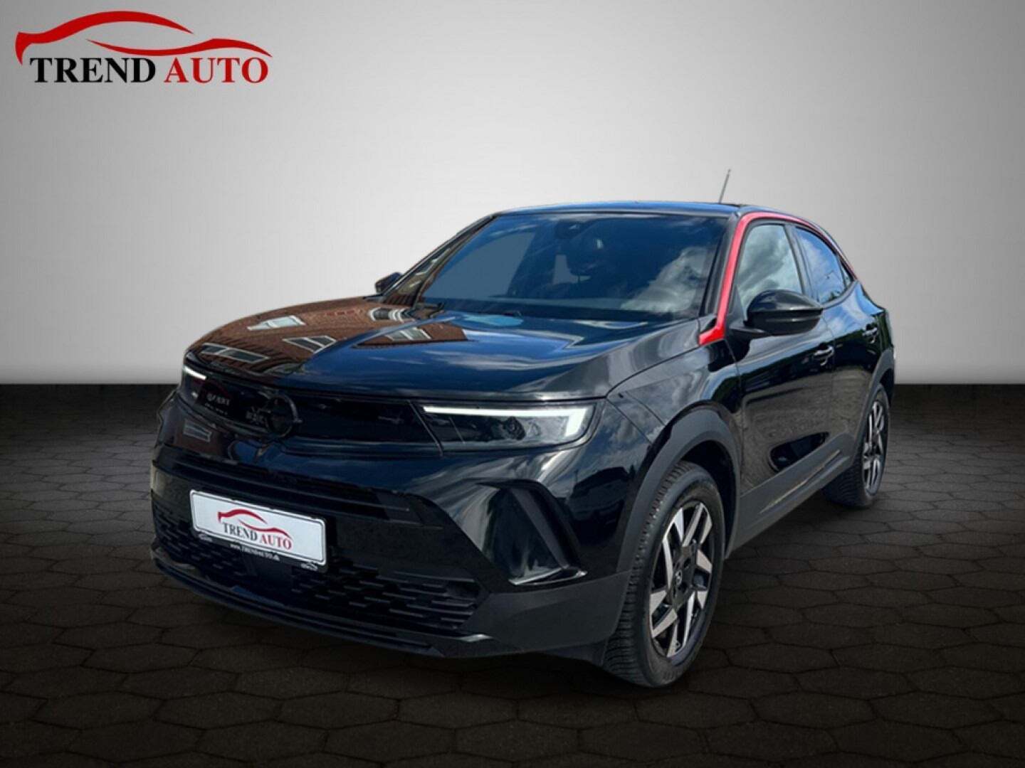 Sort Opel Mokka-e fra 2023 set udefra