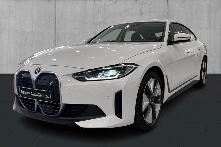 Hvid BMW i4 fra 2024 set udefra