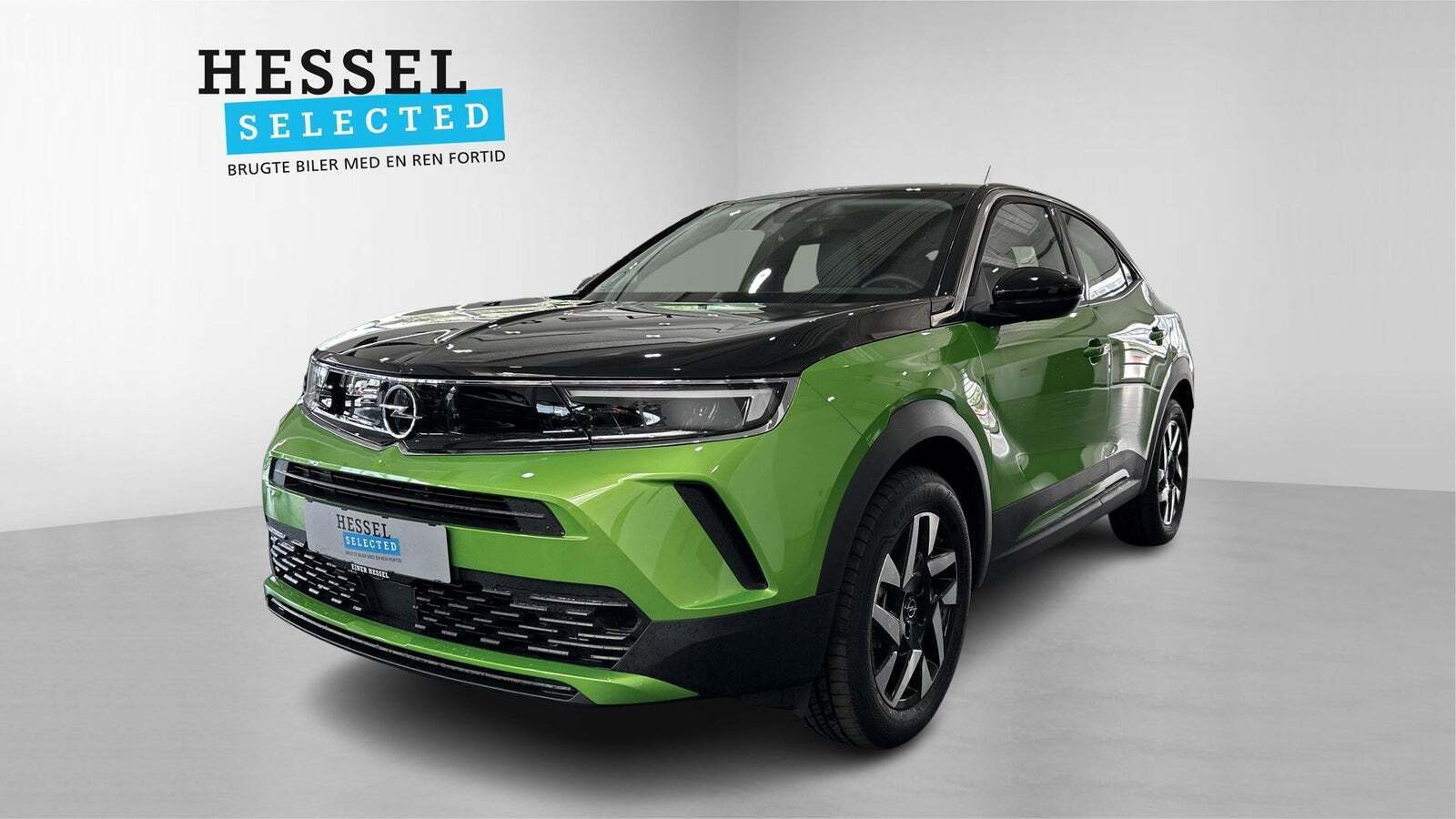Grøn Opel Mokka-e fra 2024 set udefra