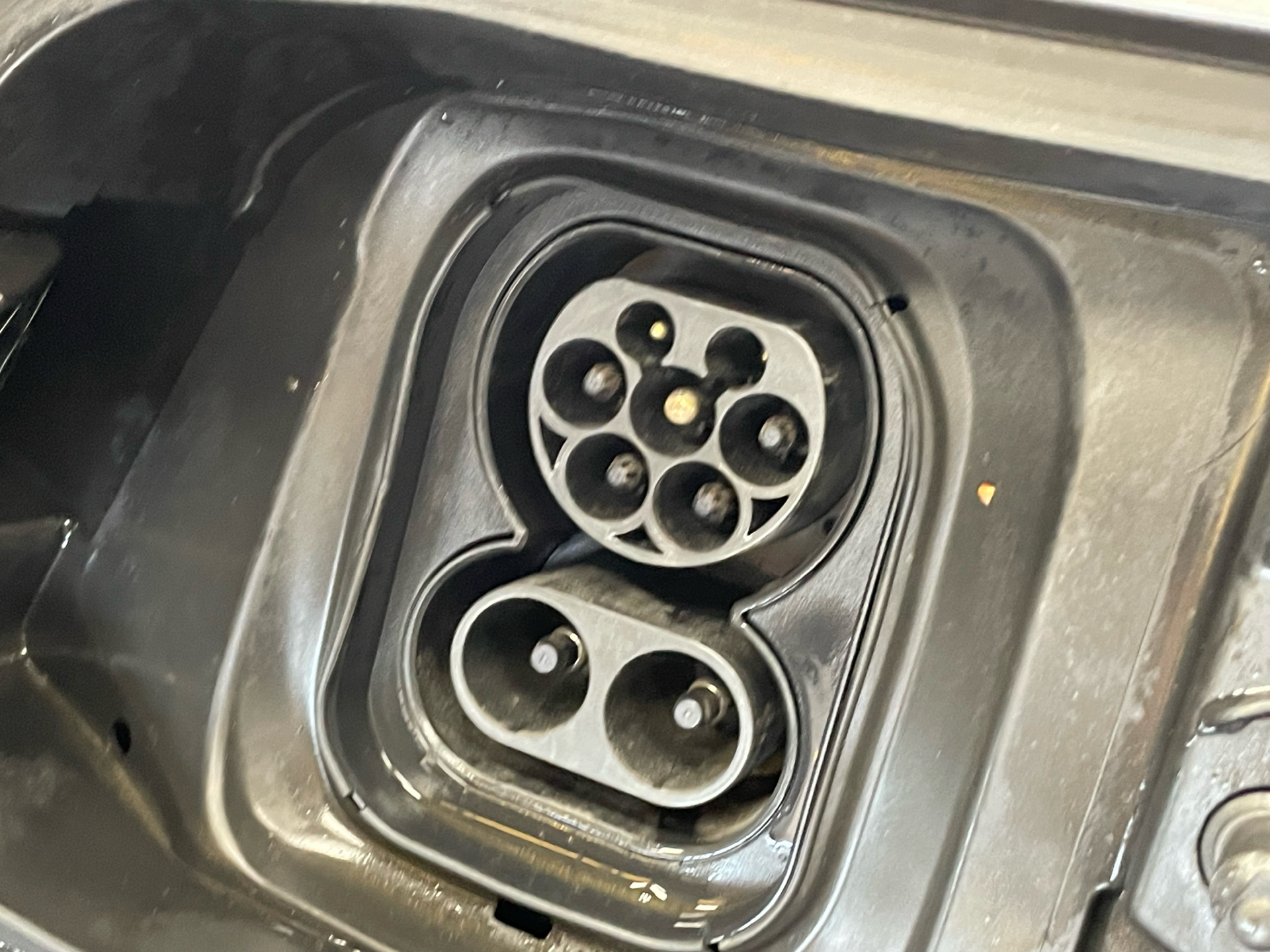 Sølv Peugeot e-2008 fra 2020