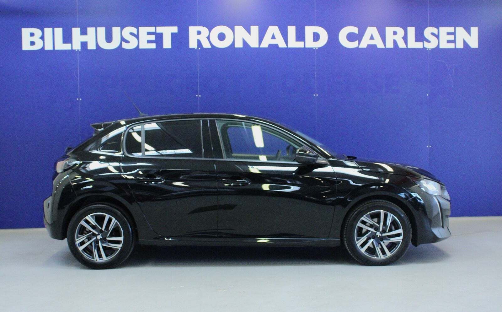 Sort Peugeot 208 fra 2023