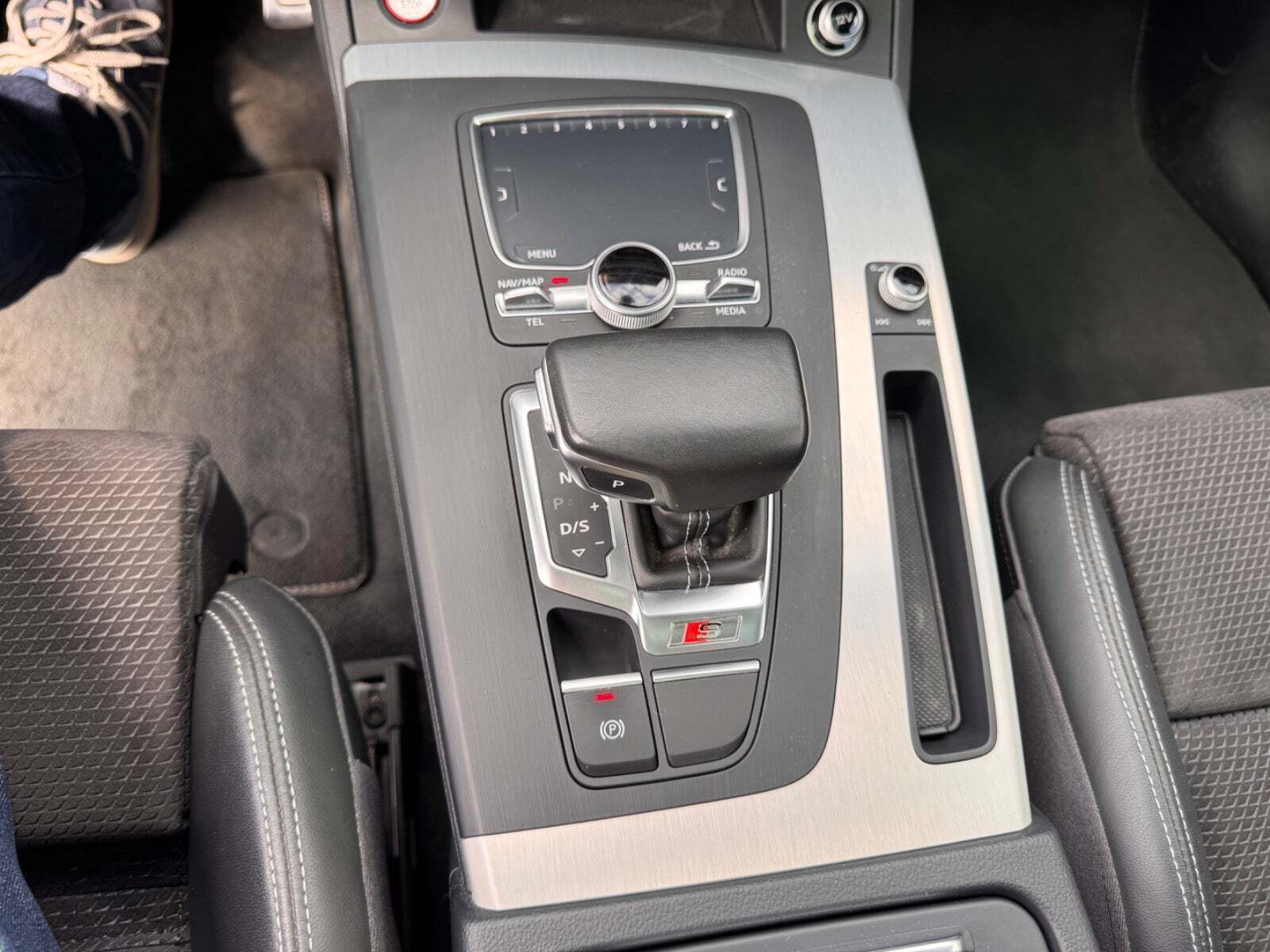 Grå Audi SQ5 fra 2017