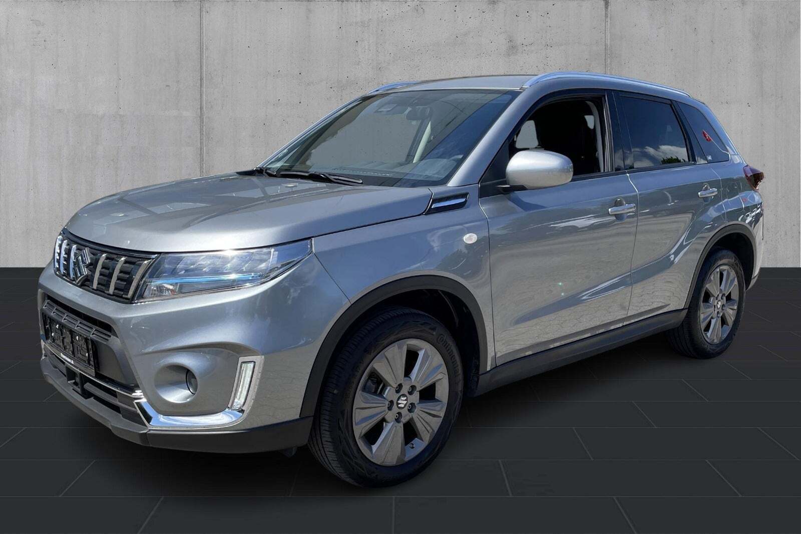 Grå Suzuki Vitara fra 2020 set udefra