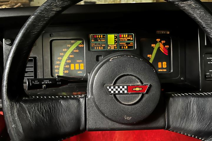 Sort Chevrolet Corvette fra 1984