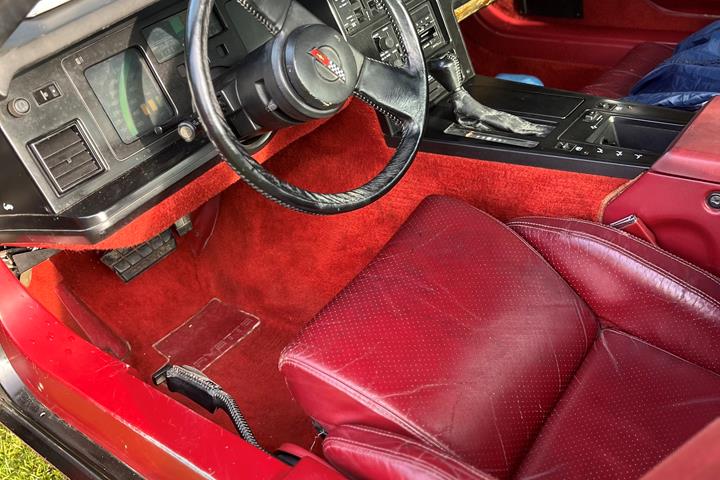 Sort Chevrolet Corvette fra 1984