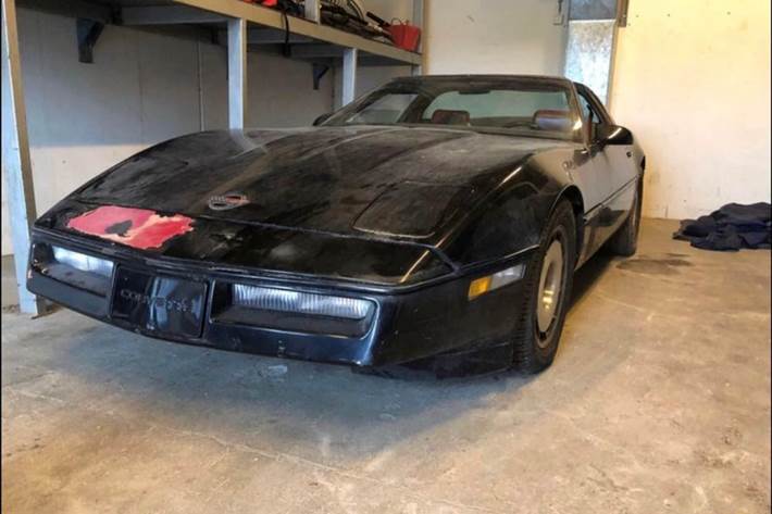 Sort Chevrolet Corvette fra 1984