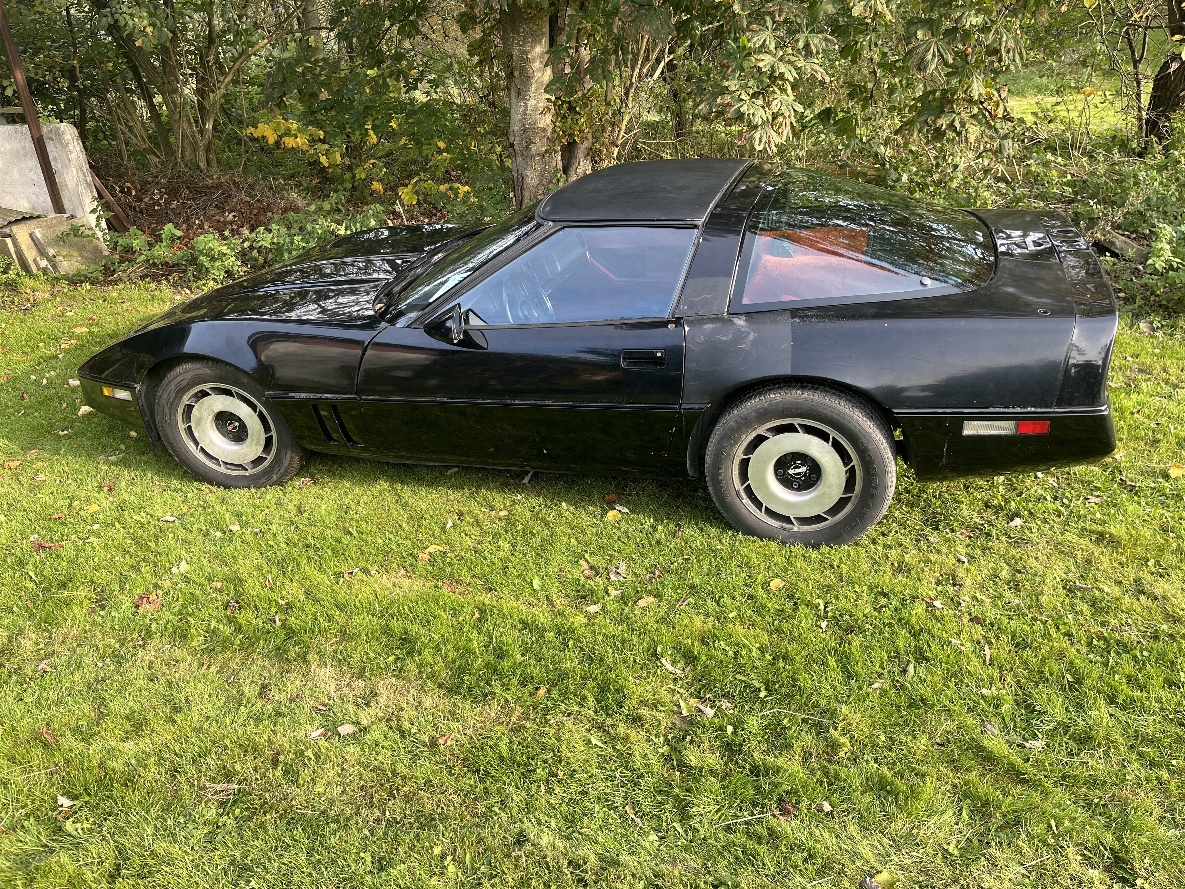 Sort Chevrolet Corvette fra 1984