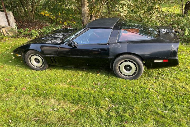 Sort Chevrolet Corvette fra 1984