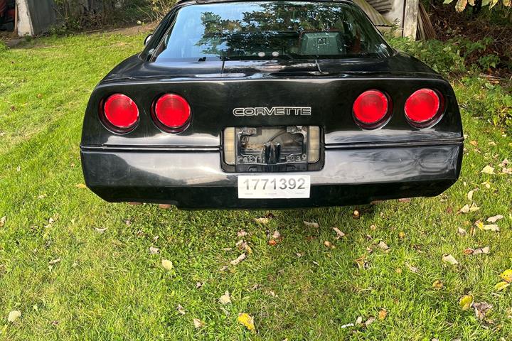 Sort Chevrolet Corvette fra 1984