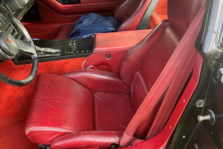 Sort Chevrolet Corvette fra 1984