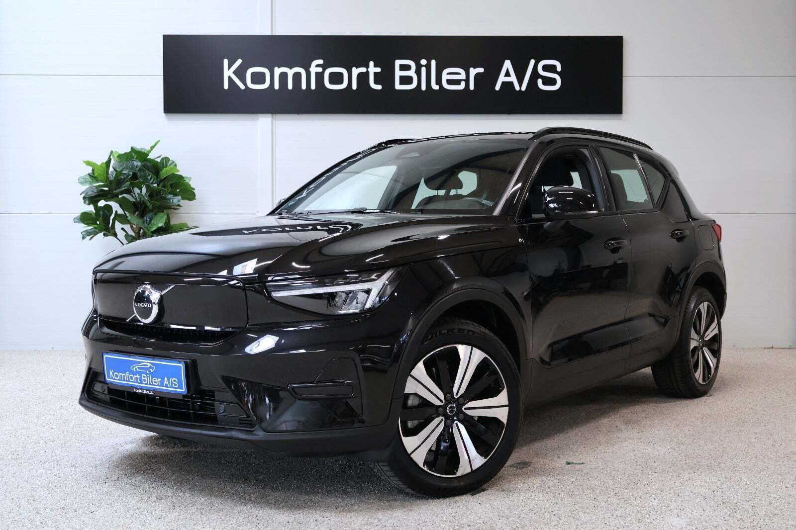 Sort Volvo XC40 fra 2022 set udefra
