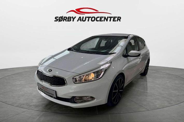 Hvid Kia Ceed fra 2013 set udefra