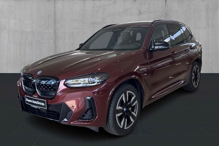 Grå BMW iX3 fra 2024 set udefra