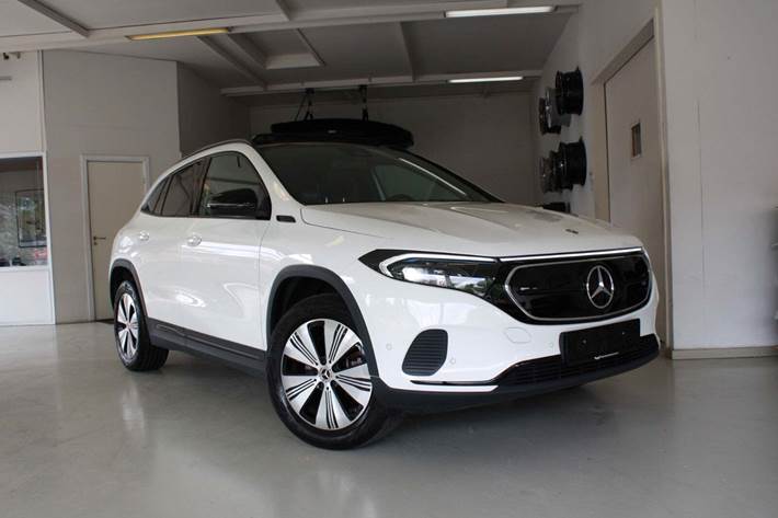 Sort Mercedes EQA250 fra 2022 set udefra