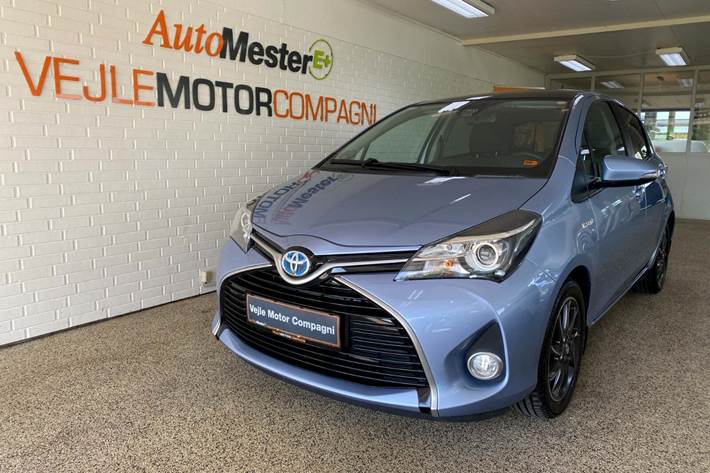 Blå Toyota Yaris fra 2016 set udefra