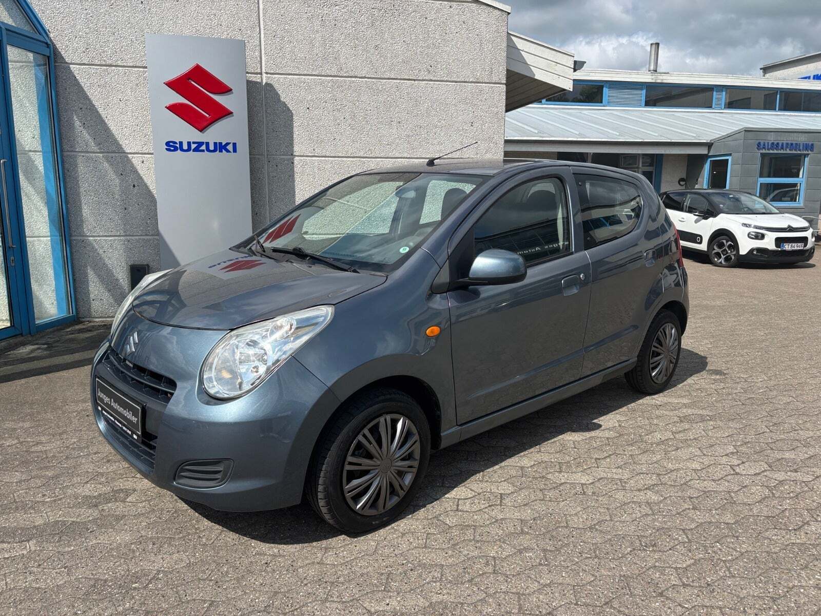 Grå Suzuki Alto fra 2009 set udefra