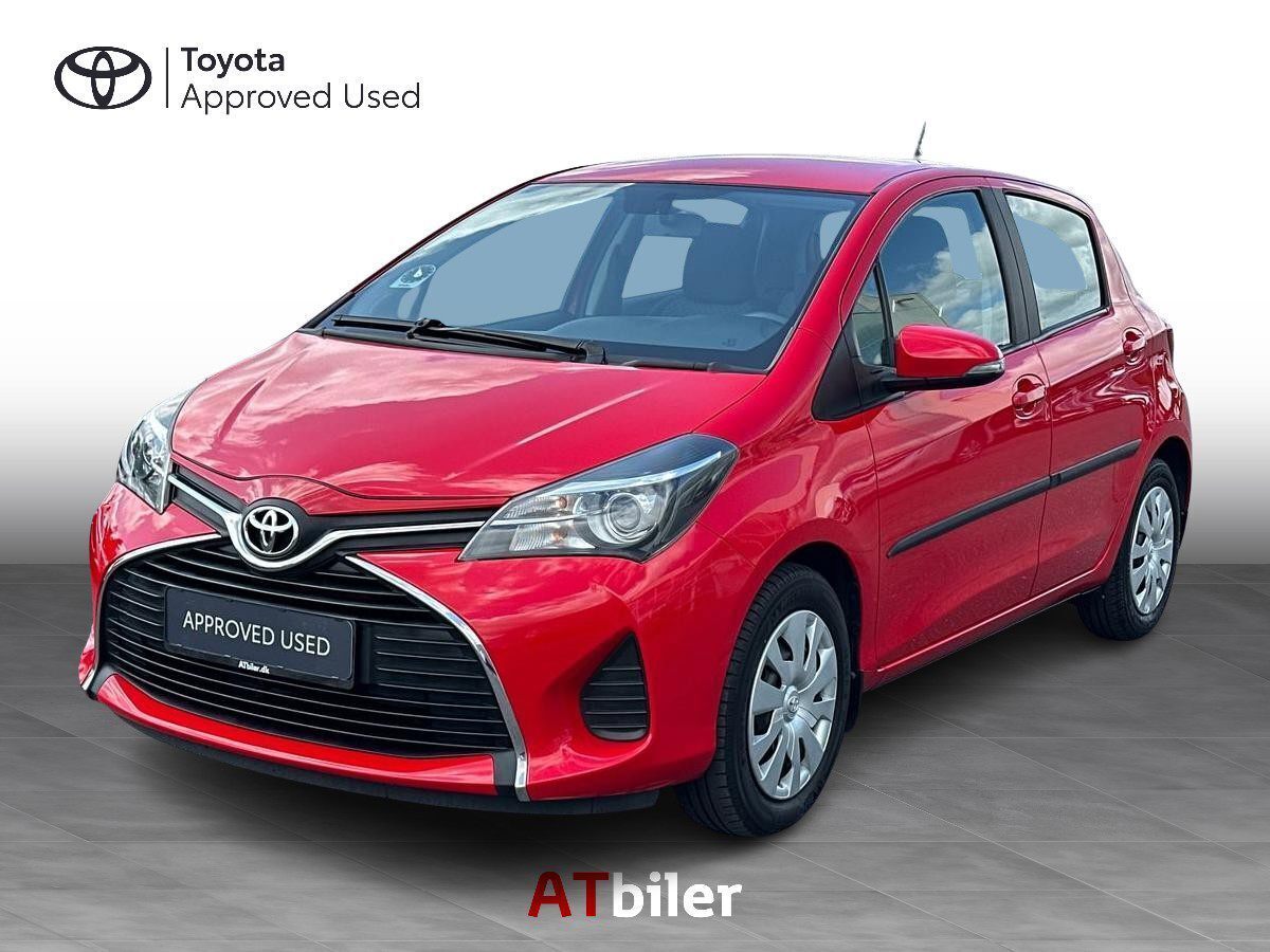 Rød Toyota Yaris fra 2015 set udefra