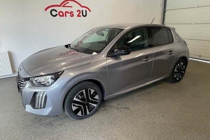 Sølv Peugeot e-208 fra 2025 set udefra