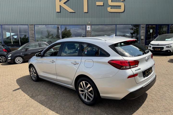 Sølv Hyundai i30 fra 2019