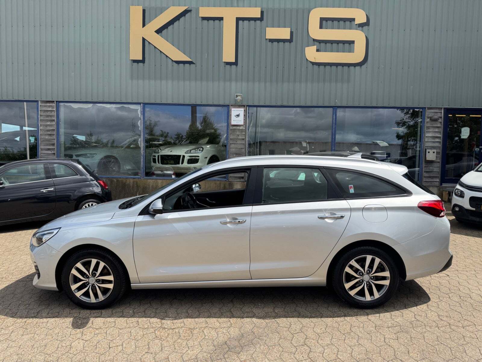 Sølv Hyundai i30 fra 2019