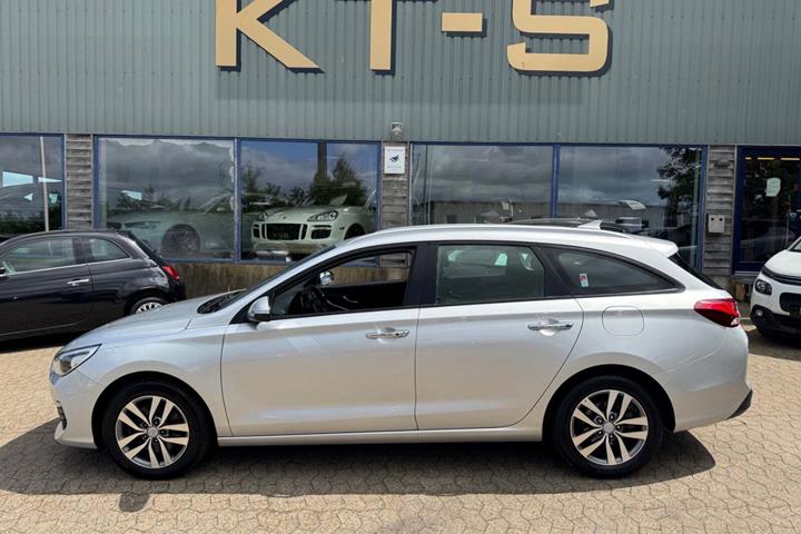 Sølv Hyundai i30 fra 2019