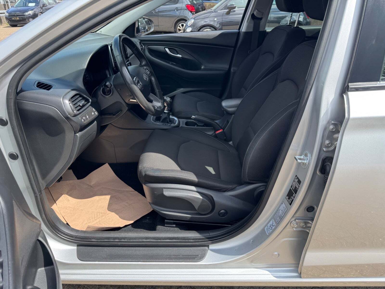 Sølv Hyundai i30 fra 2019