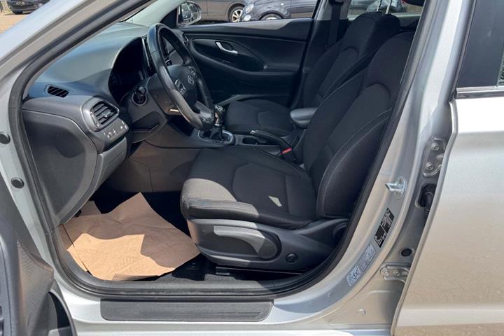 Sølv Hyundai i30 fra 2019