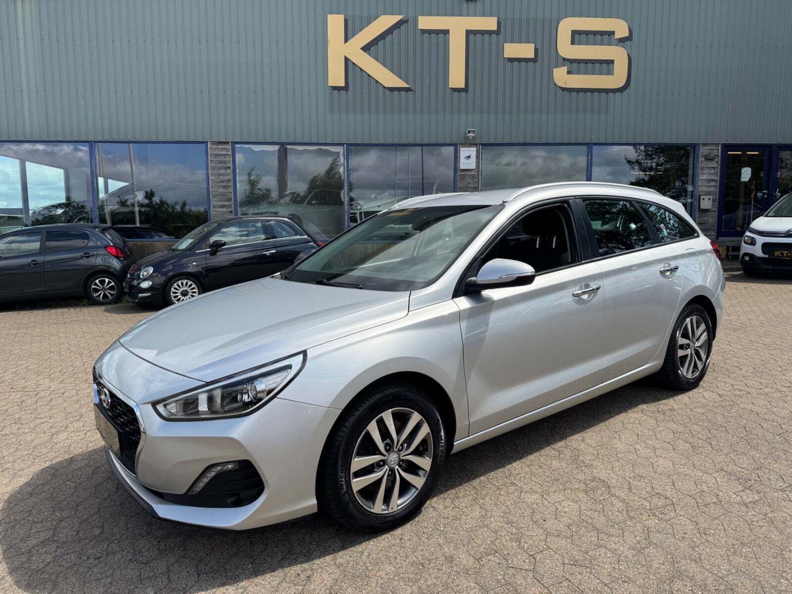 Sølv Hyundai i30 fra 2019 set udefra