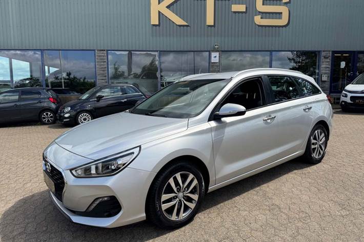 Sølv Hyundai i30 fra 2019 set udefra