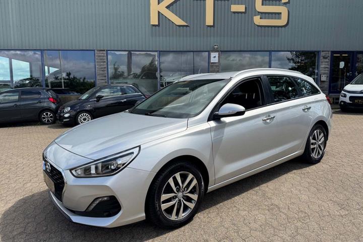 Sølv Hyundai i30 fra 2019 set udefra