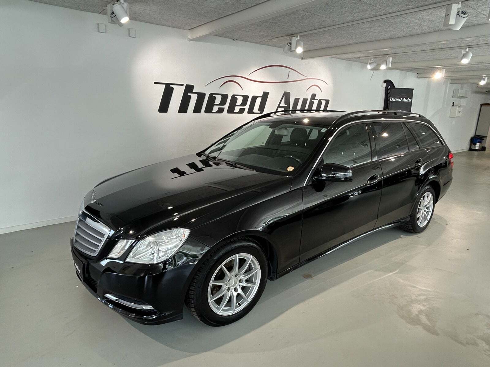 Sort Mercedes E200 fra 2010 set udefra