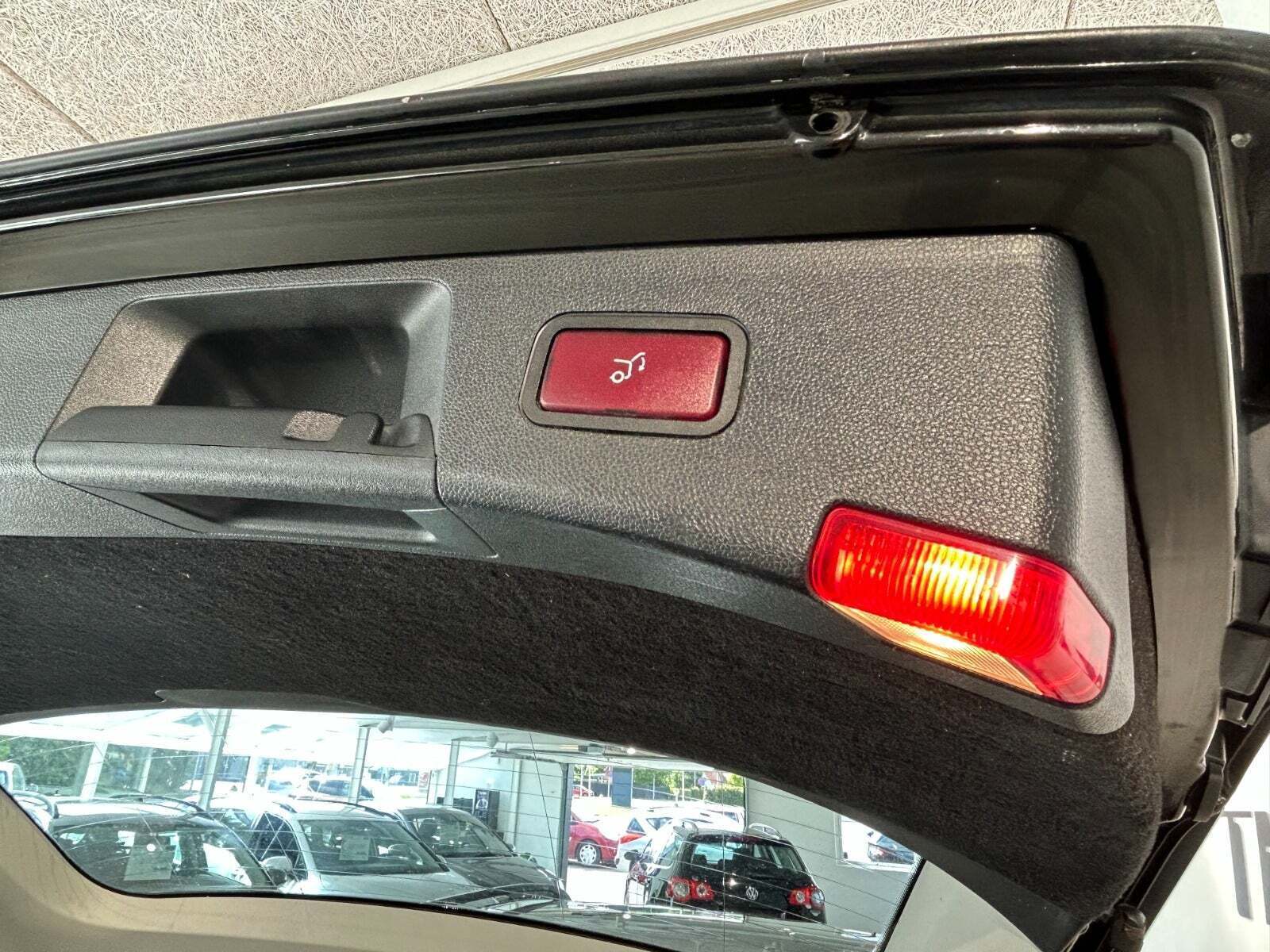 Sort Mercedes E200 fra 2010