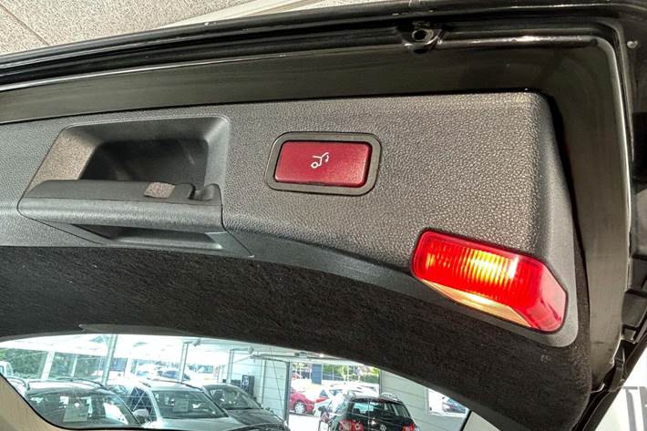 Sort Mercedes E200 fra 2010